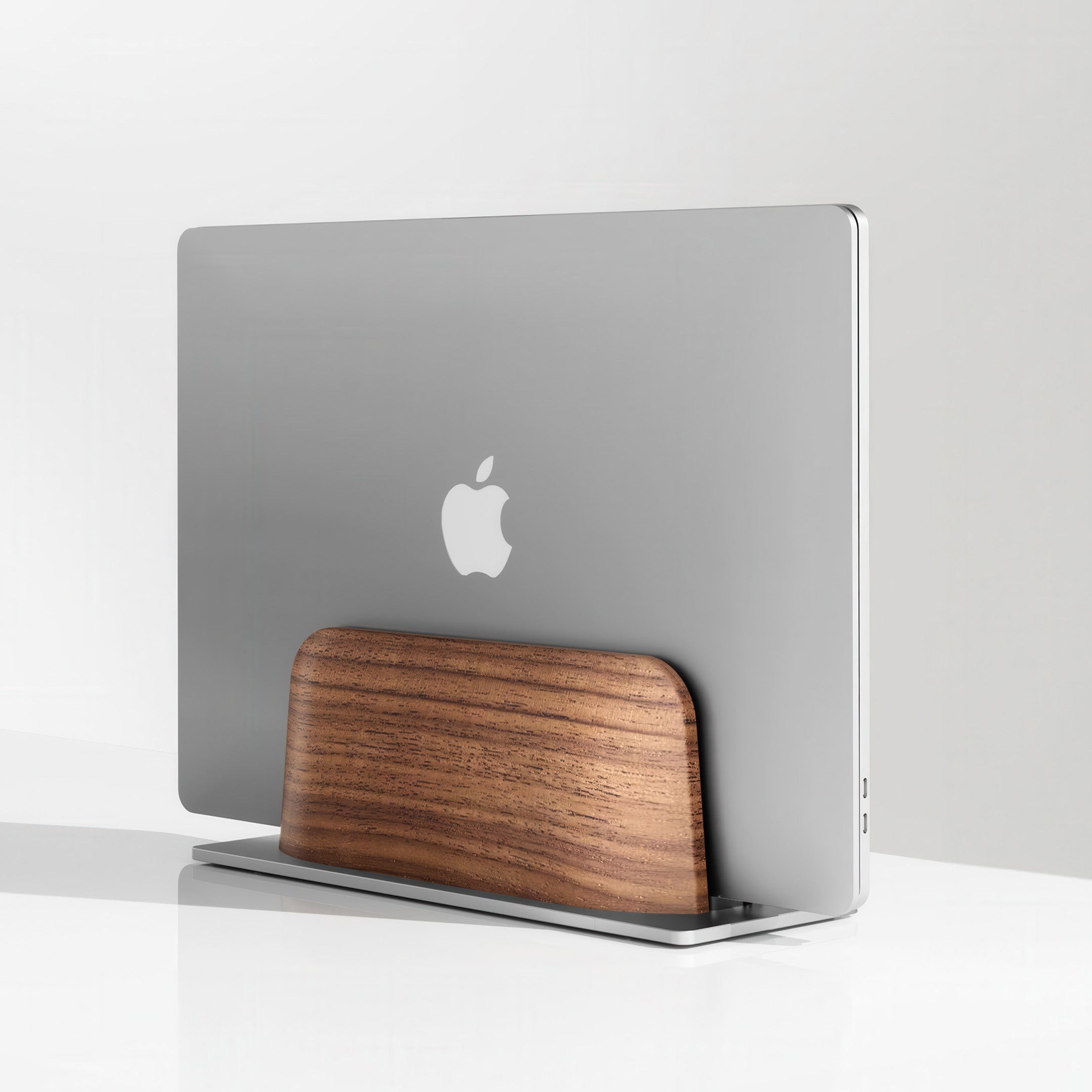Vertikaler Laptop-Halter aus Holz